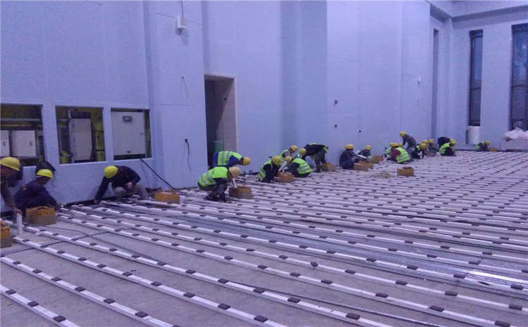 五角楓籃球場地木地板怎么翻新