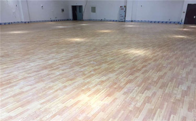 羽毛球館木地板清潔這么做?