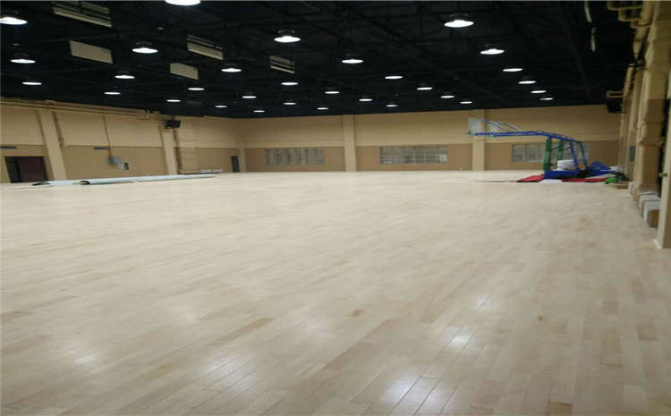 描述體育館地板安裝的經典句子