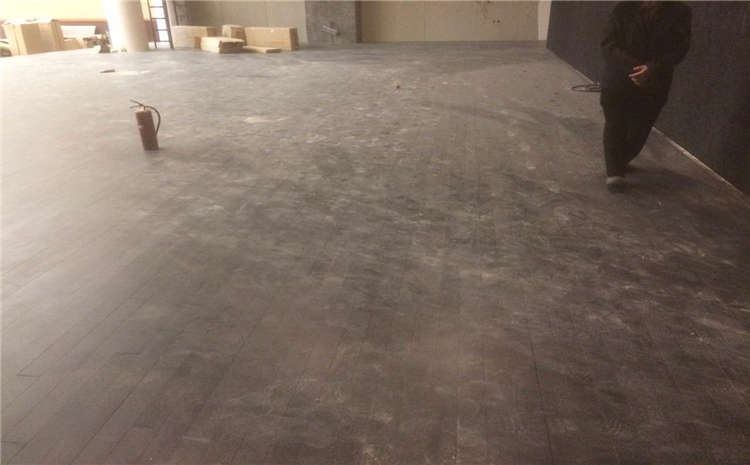 油漆丟了？運動木地板施工現場需要注意！