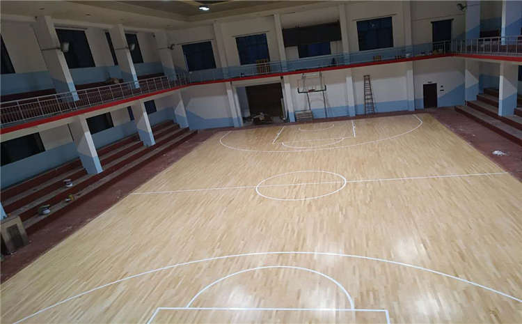 你家的體育木地板面板對(duì)嗎?