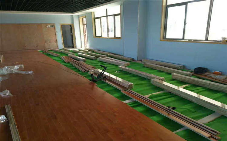 主輔龍骨結(jié)構(gòu)實(shí)木運(yùn)動(dòng)地板造價(jià)是的多少？