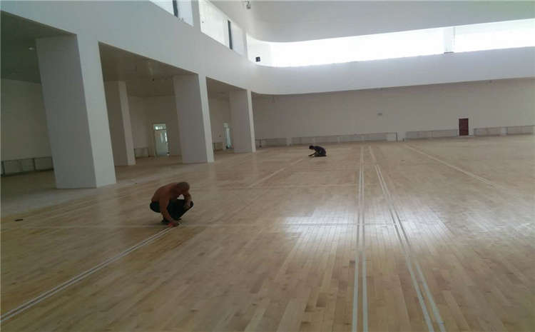 主輔龍骨結構羽毛球館木地板多少錢一平?