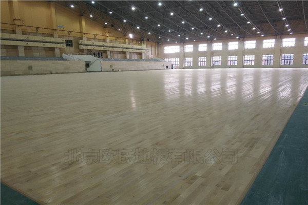 廣東湛江鋼鐵廠籃球館木地板案例 廣東湛江鋼鐵廠籃球館木地板案例