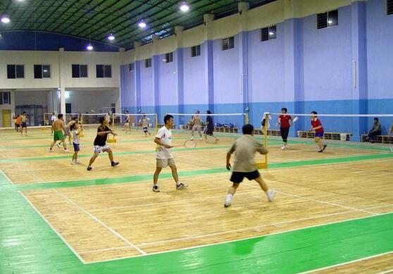 羽毛球場館一般選擇鋪設什么地板劃算 羽毛球場館一般選擇鋪設什么地板劃算