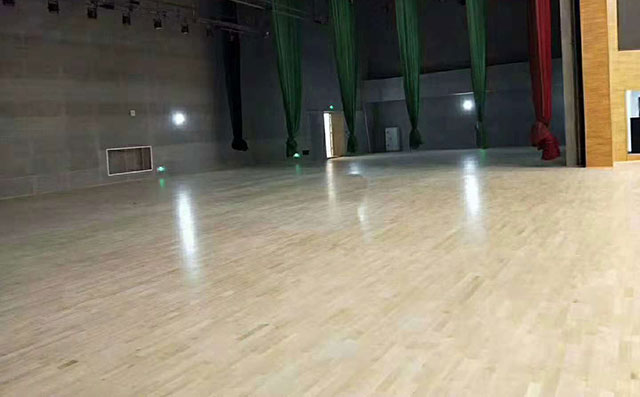 四川中國白酒學(xué)院舞臺木地板安裝——?dú)W氏舞臺木地板